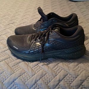 Brooks Adrenaline 21 men’s shoe. Teenager outgrew.